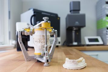 Das praxiseigene Labor auf dem neuesten Stand der Technik arbeitet auf höchstem Niveau