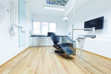 Die großzügigen Behandlungszimmer sind mit modernsten Geräten ausgestattet